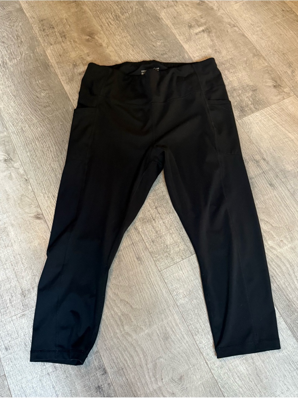 Yogalicious Black High-Waist Capri Leggings